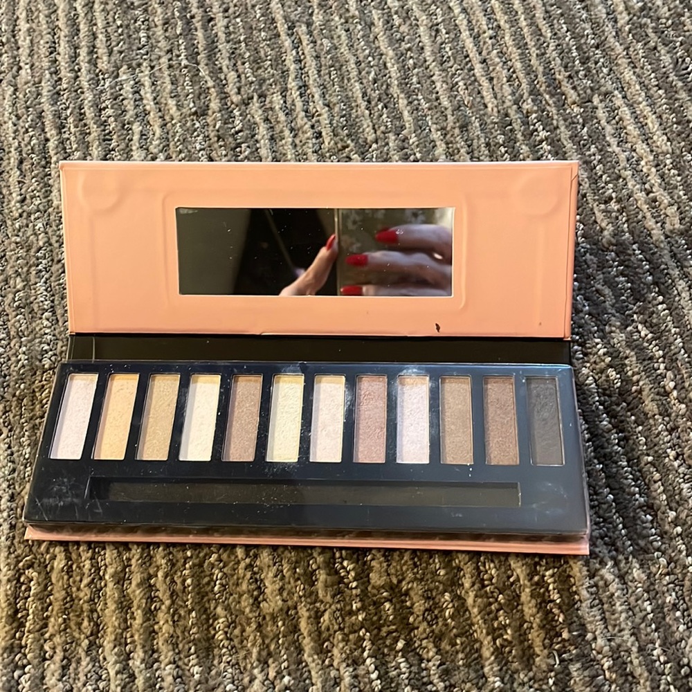 The Buff Shine Eyeshadow Palette
